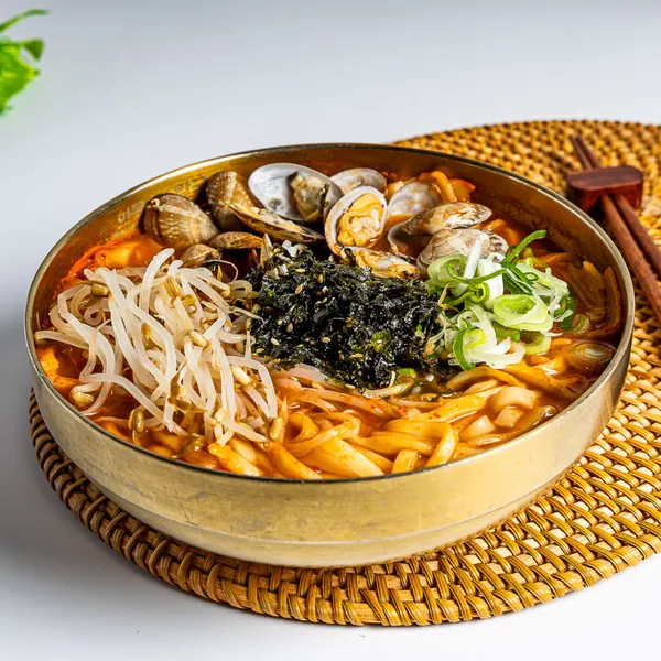 ファモクカルグクス シムハクサン店の写真2