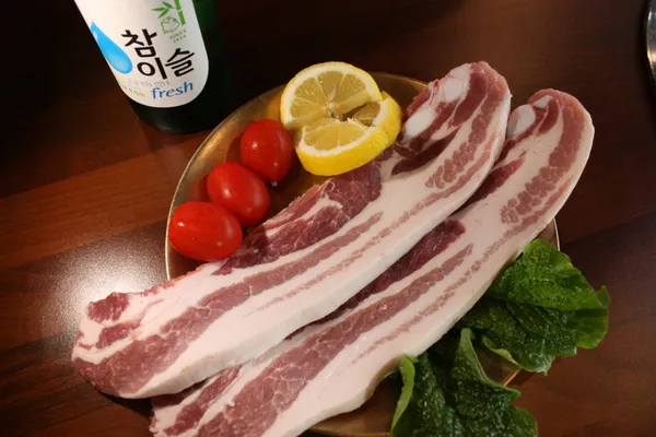 소고기를 굽는 녀자 사진 5