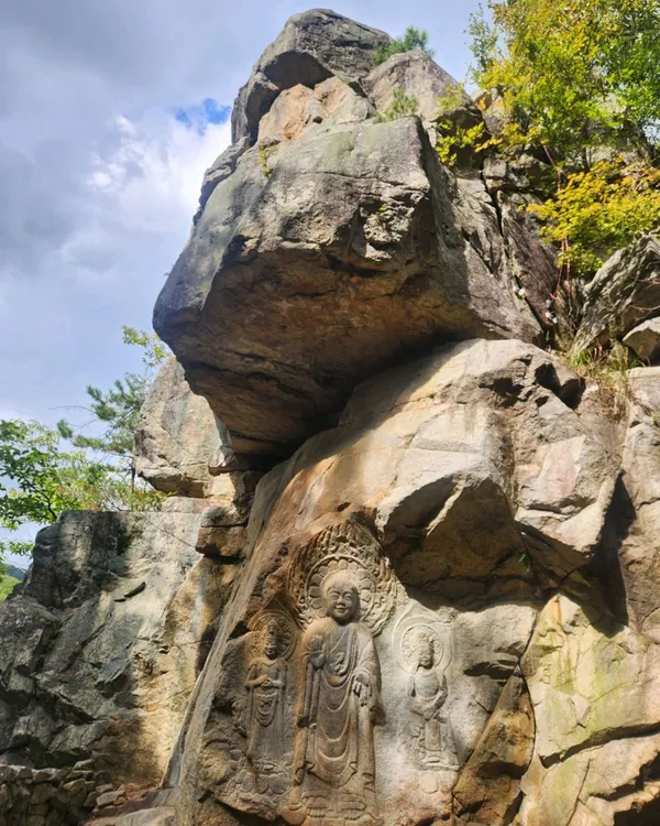 서산 용현리 마애여래삼존상